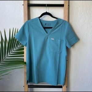 Figs one pocket scrub room. Size Large